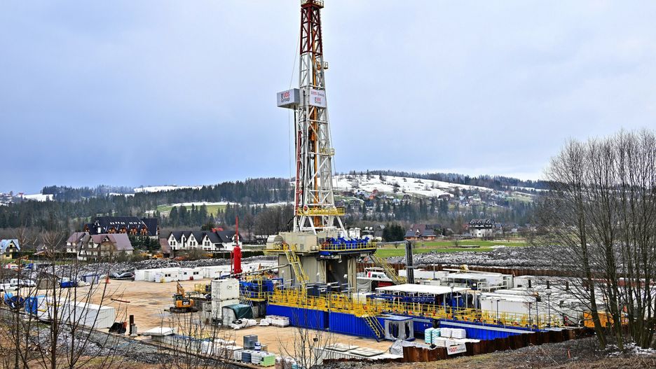 Nowy odwiert geotermalny w Szaflarach.
Fot. Pawel Murzyn/East News, Szaflary, 04.04.2023. Wieza wiertnicza postawiona i rozpoczyna prace przy odwiercie wod geotermalnych w Szaflarach.
Pawel Murzyn