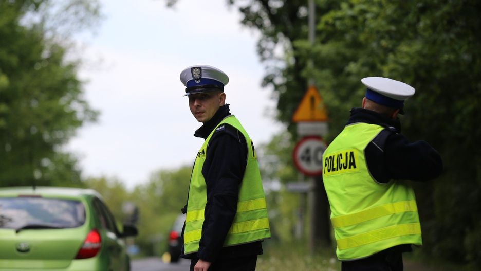 Nadmierna prędkość i jej niedostosowanie do warunków ruchu pozostają nadal jedną z głównych przyczyn wypadków drogowych na polskich drogach.