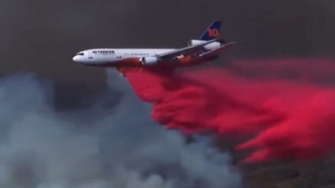 Czerwony środek zmniejszający rozprzestrzenianie się ognia.