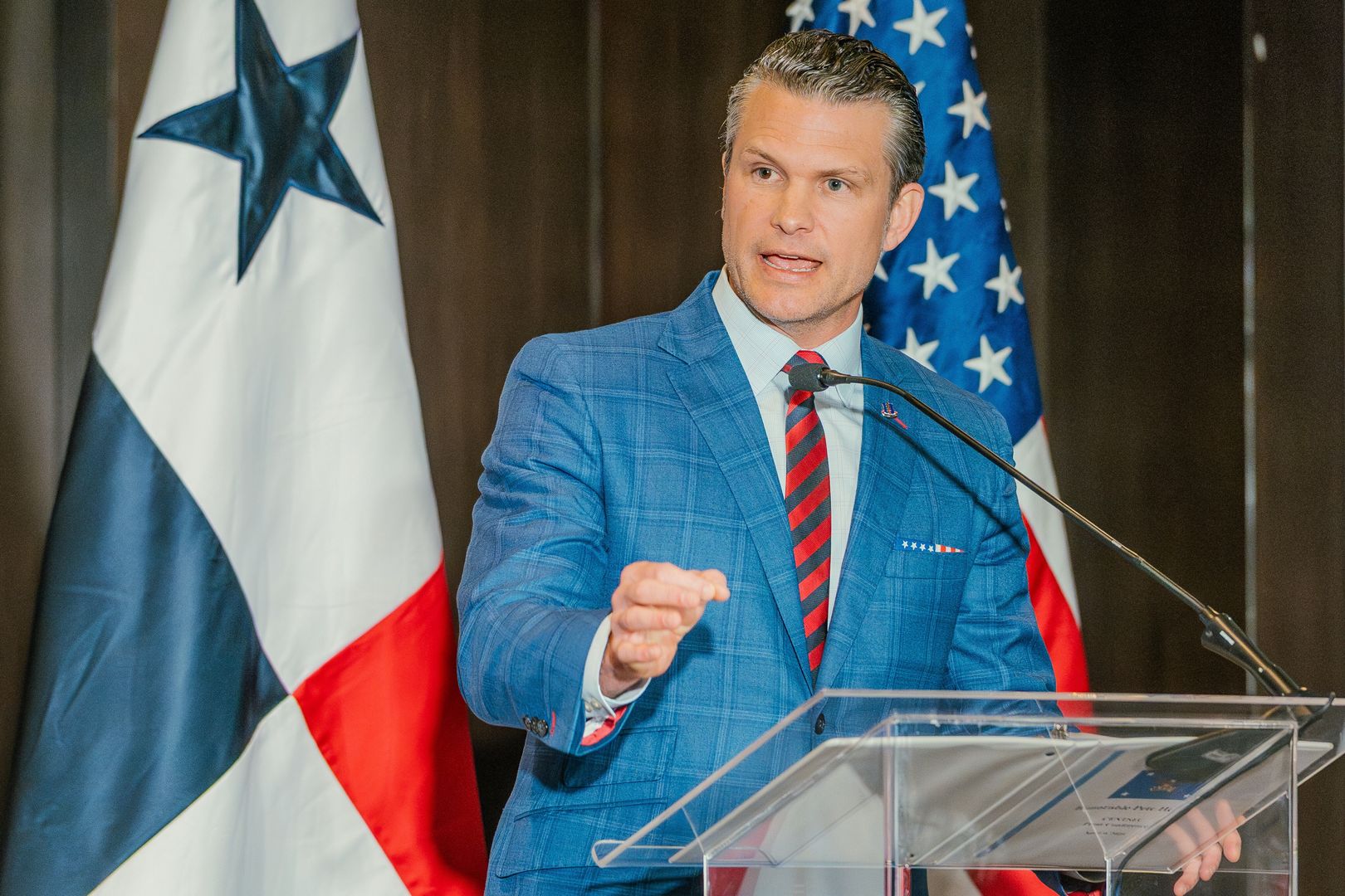 US Secretary of Defense, Pete Hegseth, speaks during a press conference after the signing of an agreement, at the Hilton Hotel in Panama City, Panama, 09 April 2025. The agreements reached between Panama and the United States regarding the payment of tolls for US warships or greater cooperation in security do not constitute a relinquishment of Panama's sovereignty over the interoceanic Canal, the Panamanian government stated this 09 April. EPA/Walter Hurtado Dostawca: PAP/EPA.