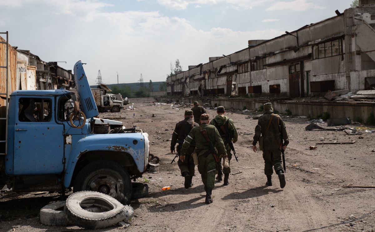 Rosyjscy żołnierze w jednej z fabryk na okupowanym terenie