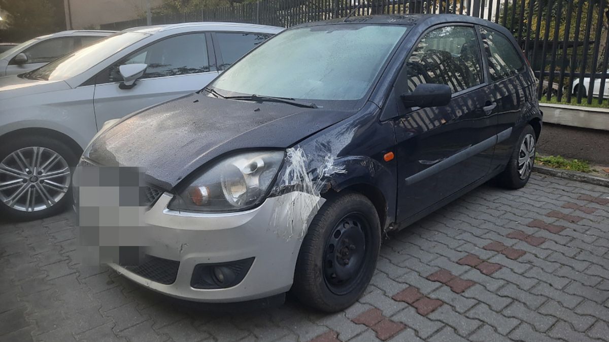 27-latek zainstalował kradziony zderzak w swoim samochodzie na taśmę klejącą