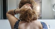 Zepnij tak włosy na noc. Rano efekt cię zaskoczy