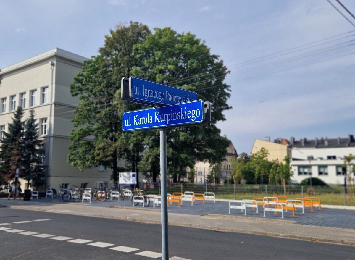 Przy ul. Kurpińskiego w Lesznie powstał duży parking dla rowerów. Przygotowano 46 stojaki rowerowee