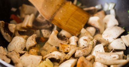 Pieczarki puszczają wodę? To przez błąd, który popełniają nawet eksperci kulinarni