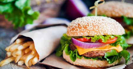 Hamburger z przyprawami i warzywami