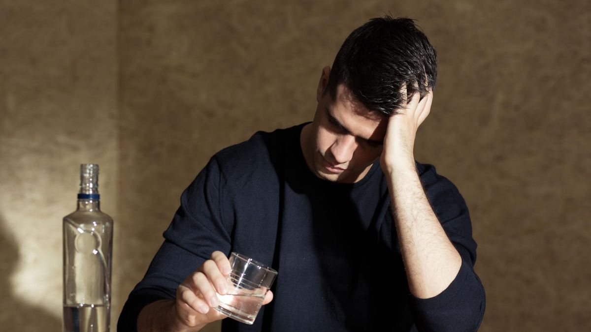 Delirium tremens stanowi powikłanie alkoholowego zespołu abstynencyjnego.