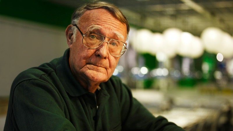 Ingvar Kamprad założył Ikeę mając siedemnaście lat. Z czasem jego meblowe imperium dało mu majątek szacowany na miliardy dolarów