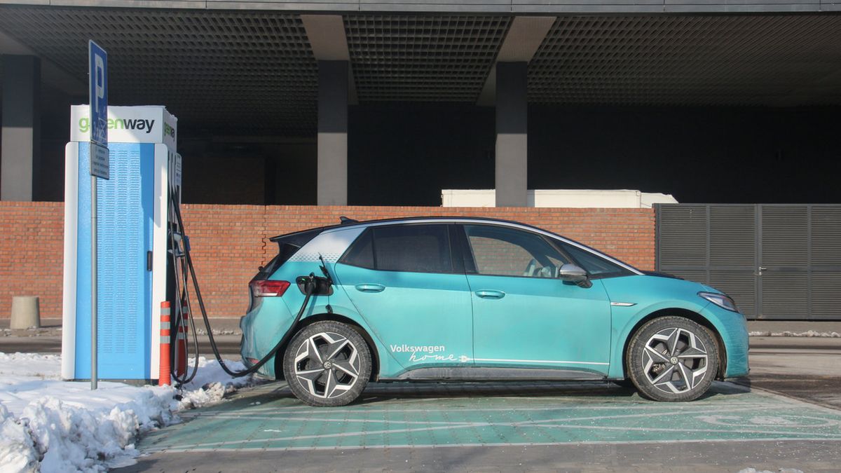 VOLKSWAGEN TWIERDZI, ŻE DZIĘKI PROGRAMOWI "MÓJ ELEKTRYK" MIESIĘCZNA RATA ZA AUTO ELEKTRYCZNE MOŻE BYĆ NIŻSZA O 300-800 ZŁ