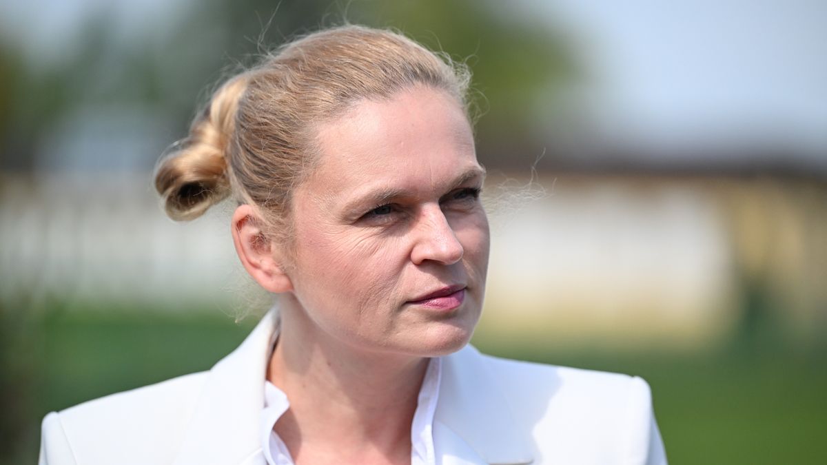 Tarnobrzeg, 13.04.2024. Kampania samorządowa 2024 - przed II turą wyborów. Minister edukacji narodowej Barbara Nowacka na konferencji prasowej w Tarnobrzegu, 13 bm. (aldg) PAP/Darek Delmanowicz