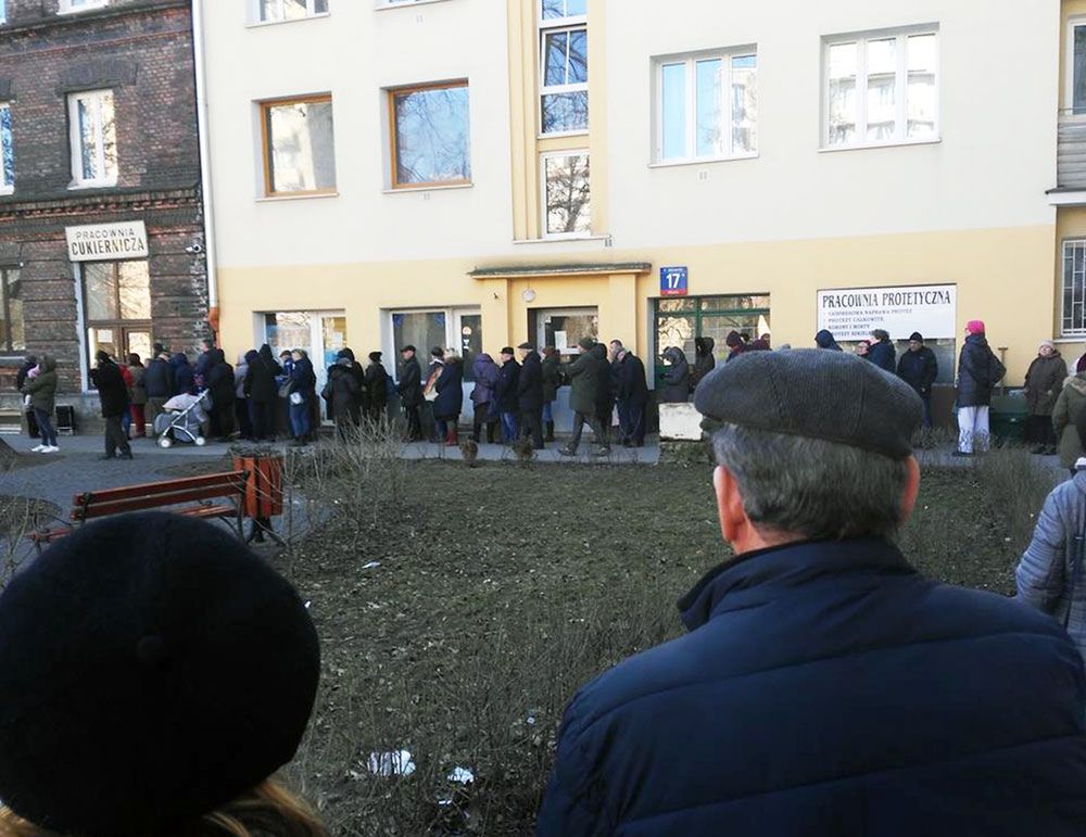 Tłusty czwartek w Warszawie. Kilka godzin stania w kolejce