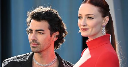 Ciężarna Sophie Turner i Joe Jonas zadają szyku w kreacjach od Louis Vuitton na "Vanity Fair" Oscar Party (ZDJĘCIA)