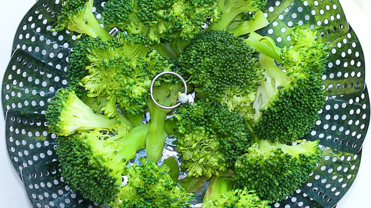 Gotowane brokuły bez dodatku soli, odsączone