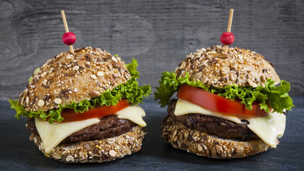 Cheeseburger z przyprawami i warzywami