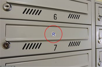 Naklejka "R" na skrzynce pocztowej. Jasny sygnał dla listonosza