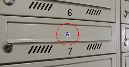 Naklejka "R" na skrzynce pocztowej. Jasny sygnał dla listonosza