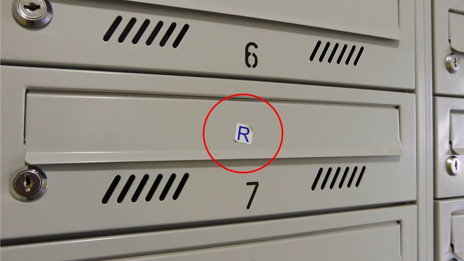 Co oznacza naklejka z litera "R" na skrzynce pocztowej?