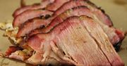 Pieczona peklowana szynka wieprzowa z kością (mięso i tłuszcz) z dodatkiem wody