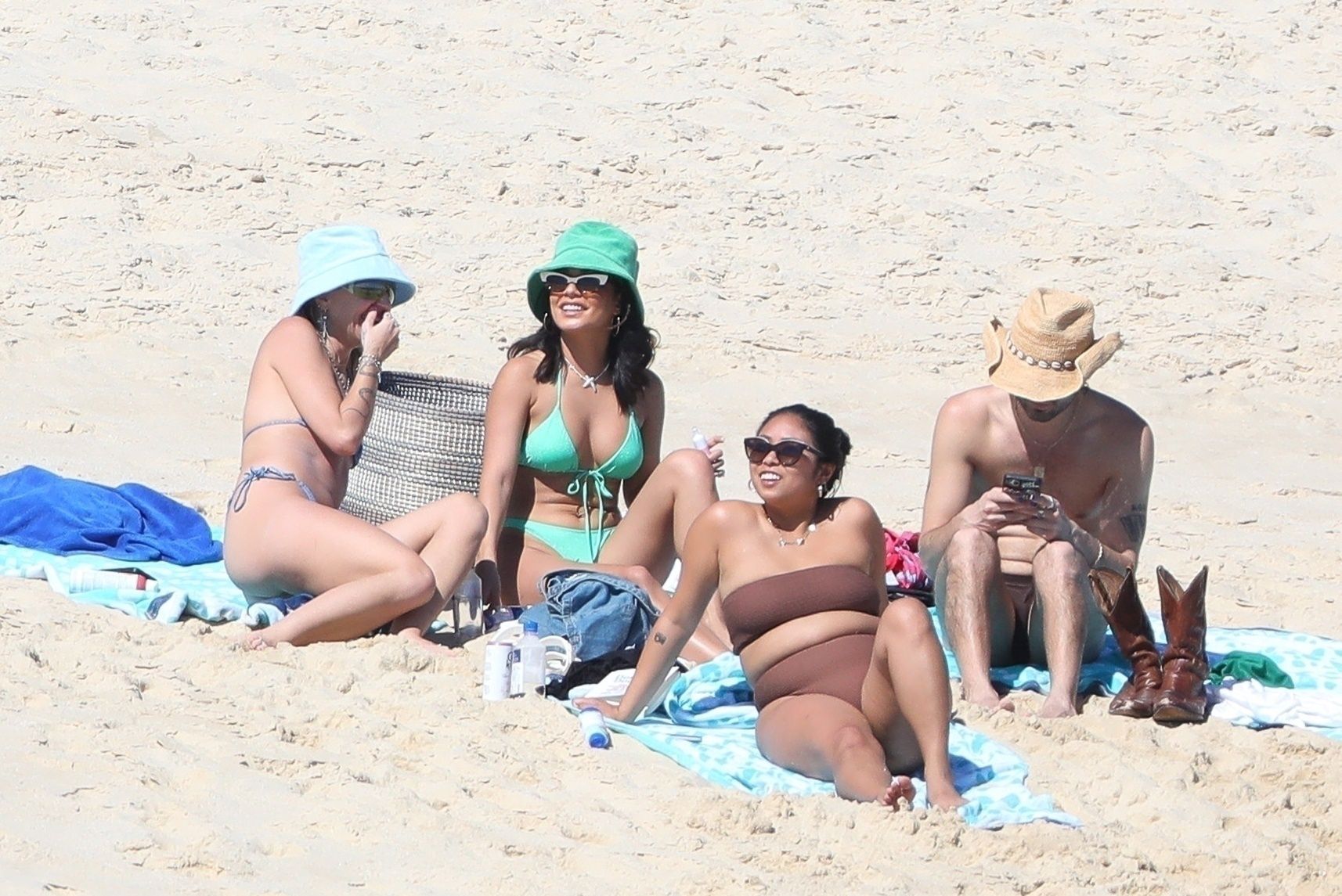 Vanessa Hudgens na wakacjach z przyjaciółmi