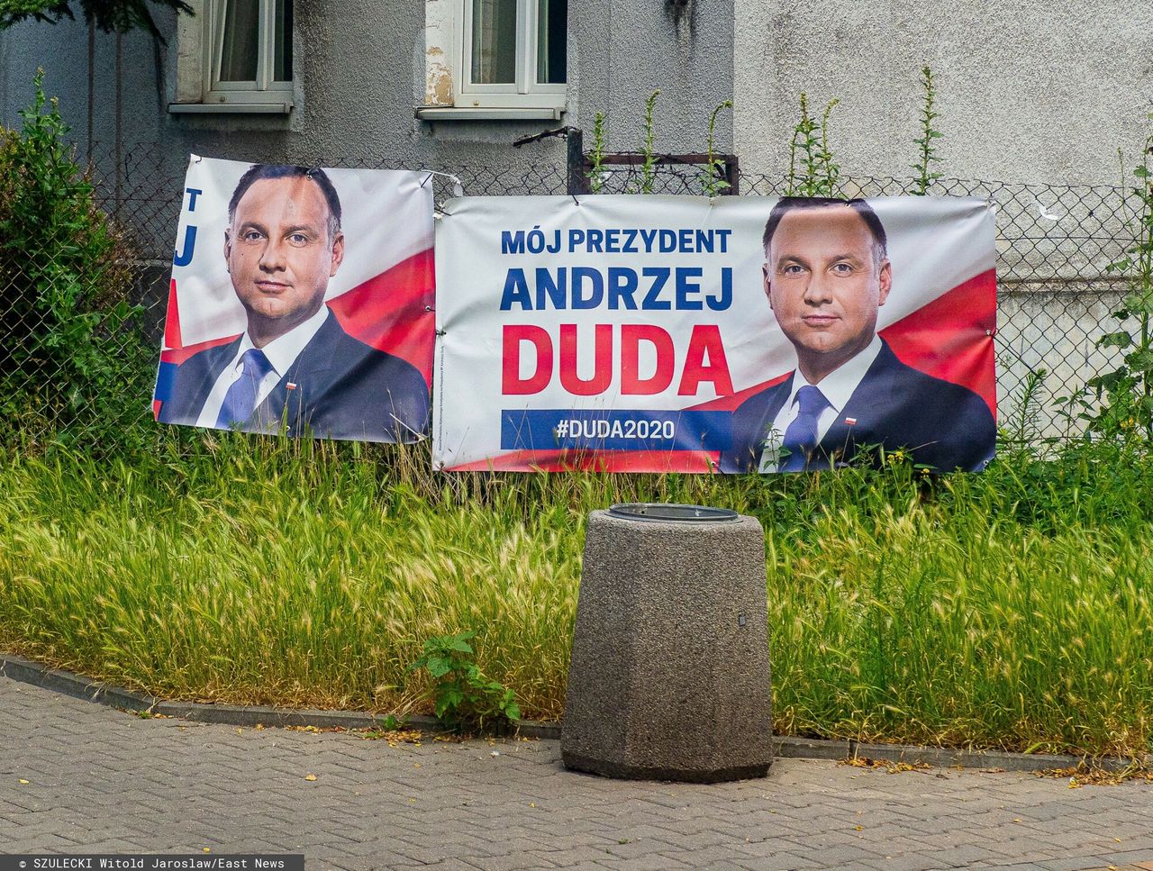 Pocięli nożyczkami baner Dudy. Wyrok w sprawie znieważenia prezydenta