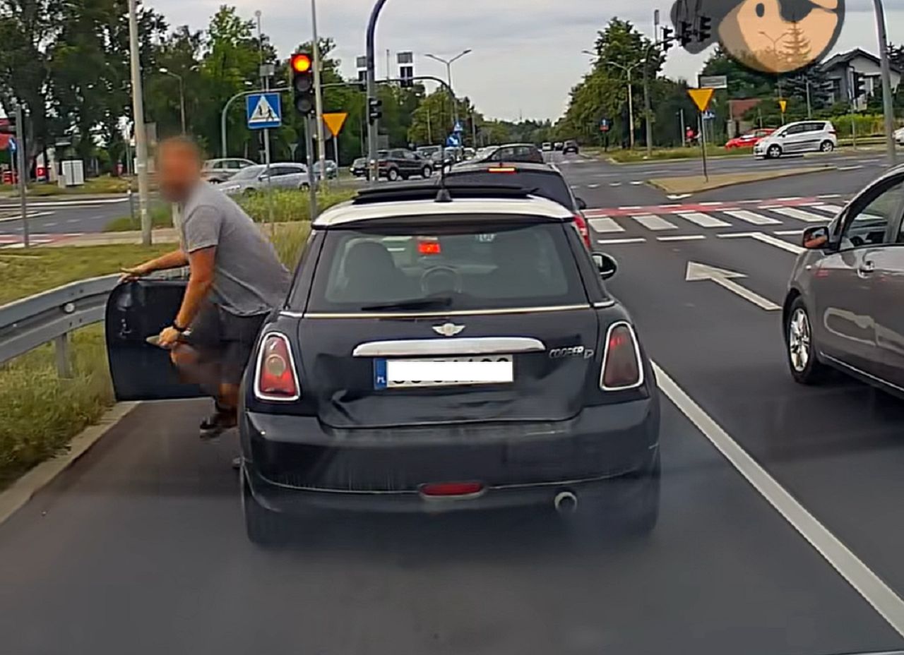 Awantura drogowa. Agresywnie wybiegł na innego kierowcę