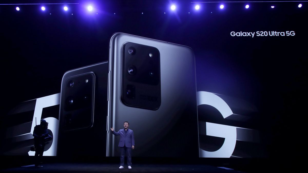 Samsung Galaxy S20 Ultra jest ogromny, fot. AP/Associated Press/East News