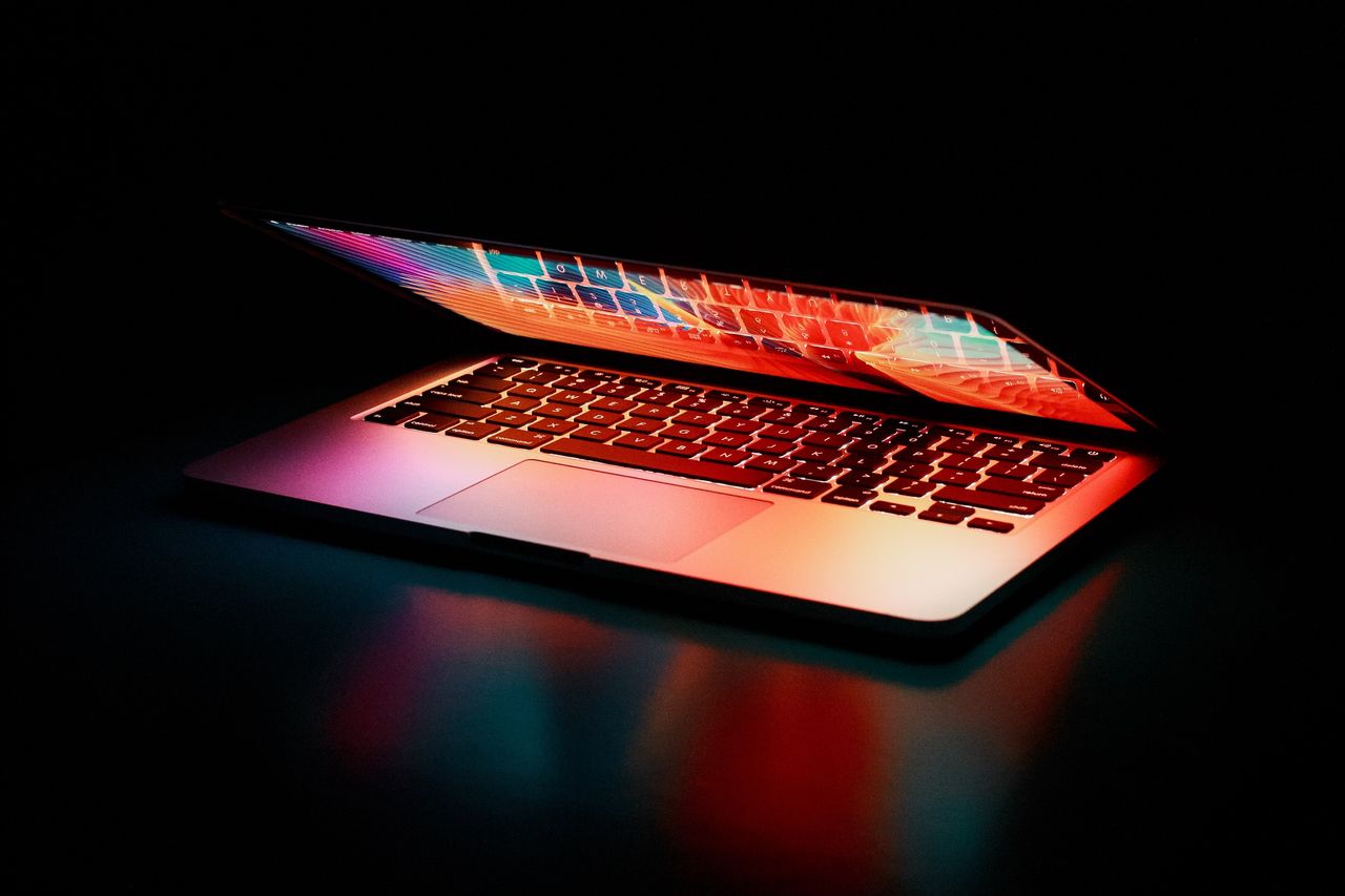 Wraz z firmą x-kom podpowiadamy, jaki laptop warto wybrać w grudniu, fot. Pexels