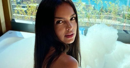 Klaudia El Dursi pozuje z krowami. Rozbrajający uśmiech