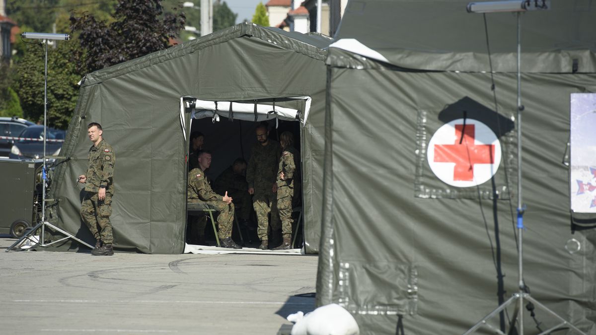 Na zdjęciu wojskowy szpital polowy w Nysie