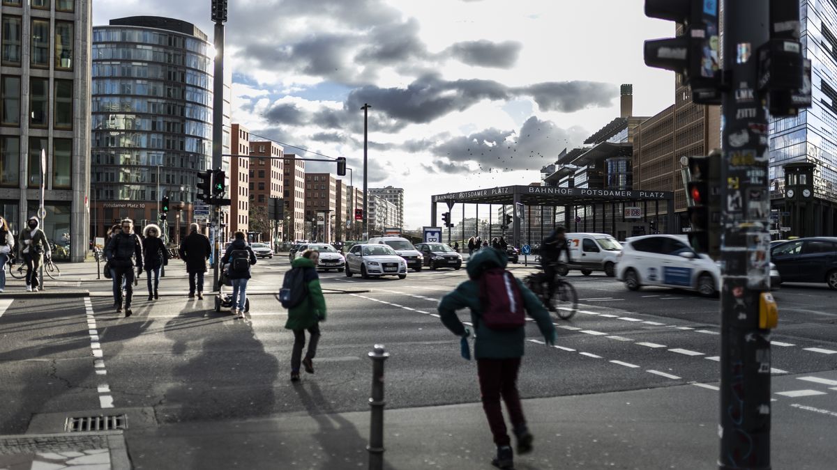 Potsdam Square
BERLIN, GERMANY - FEBRUARY 02: The Potsdam Square is pictured on February 02, 2022 in Berlin, Germany. (Photo by Florian Gaertner/Photothek via Getty Images)
Florian Gaertner
querformat, qf, potsdamer, platz, featurethemen, symbolfoto, symbolbild, symbol picture symbol image, symbole, symbolisch, symbols, symbolic, creative, soziales, social, lebensstil, lifestyle, lebensform, lifeform, gesellschaft, company, stadt, stadtansicht, strassenszene, street scene, stadtuebersicht, ansicht, uebersicht, city overview, view, overview, stadtleben, place, hauptstadt, capital, grossstadt, grosstadt, metropole, big city, metropolis, einkaufsstrasse, laeden, ladengeschaefte, shopping street