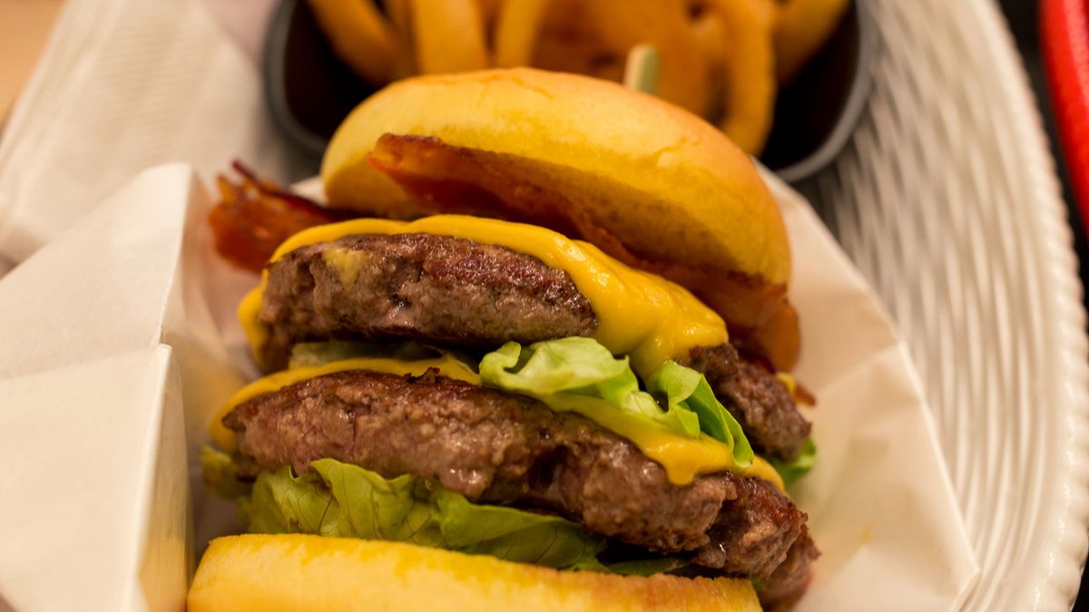 Podwójny cheeseburger z przyprawami i warzywami