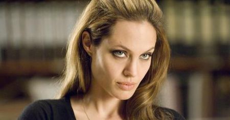 Angelina Jolie przeszła test na obecność narkotyków podczas kręcenia „Tomb Raider”. Twórcy twierdzili, że jest niestabilna emocjonalnie