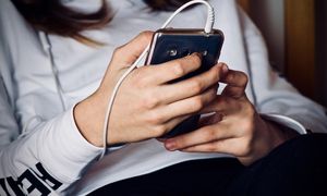 Zakaz smartfonów w szkołach. Zapytali o zdanie Polaków