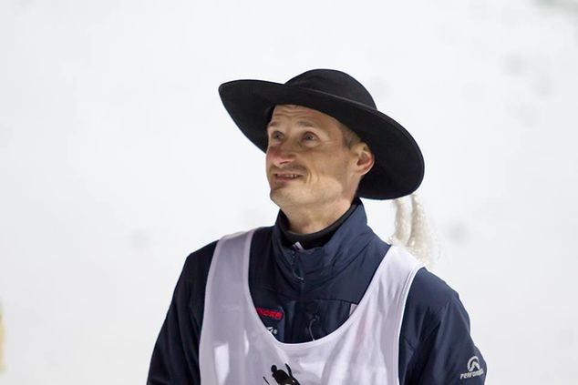 Na zdjęciu Jakub Janda żegna się z kibicami po konkursie drużynowym w Wiśle. Fot. Kacper Kolenda