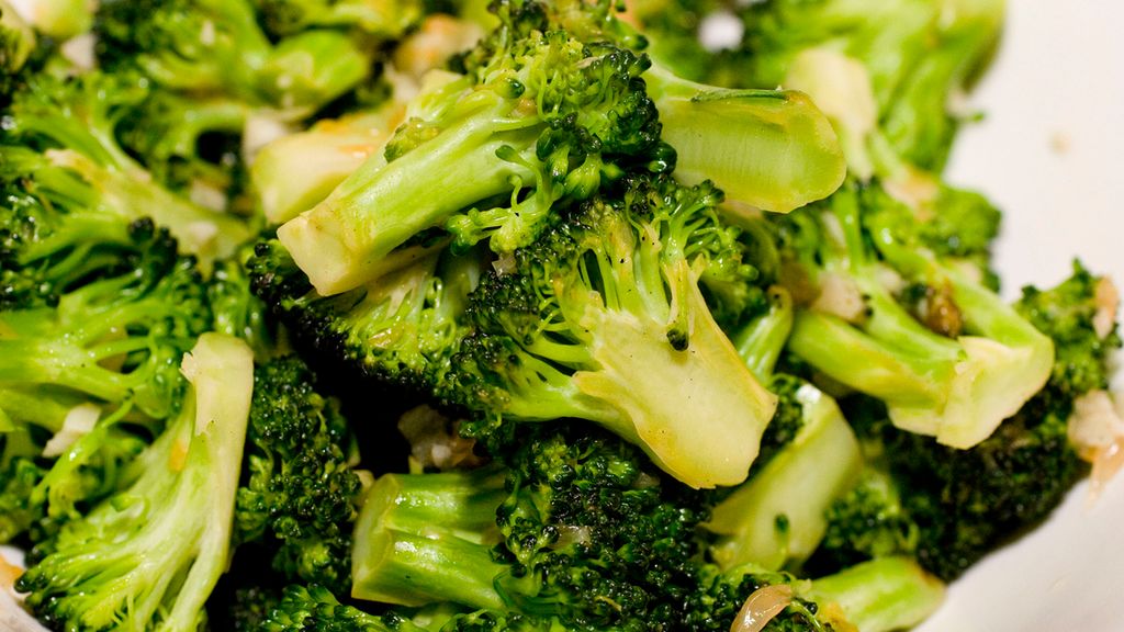 Gotowane mrożone różyczki brokuła bez dodatku soli, odsączone