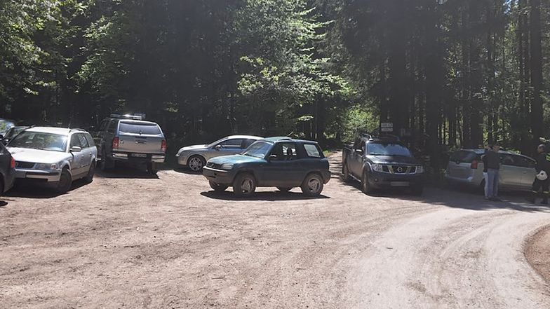 Tragiczna śmierć rowerzysty w lesie. Dojazd dla ratowników był zastawiony autami