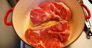 Surowe steki wieprzowe z szynki bez kości (mięso i tłuszcz)