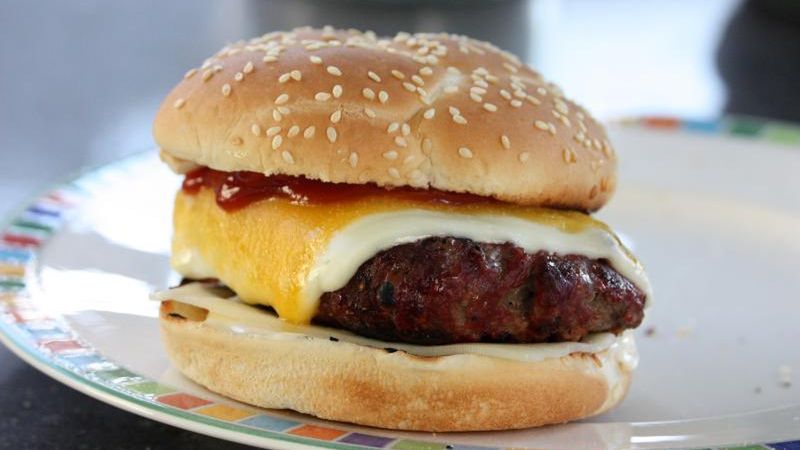 Powiększony cheeseburger