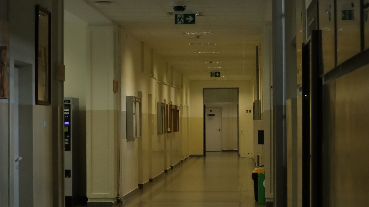 Pijana matka przyszła po syna do szkoły. Zdjęcie ilustracyjce