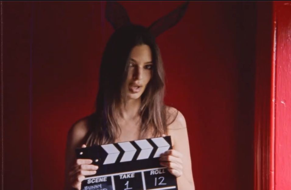 Emily Ratajkowski zasłania biust klapsem filmowym