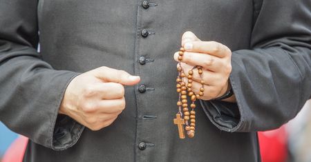 Ksiądz z zarzutami za pedofilię chodził po kolędzie. "Nerwowa reakcja"