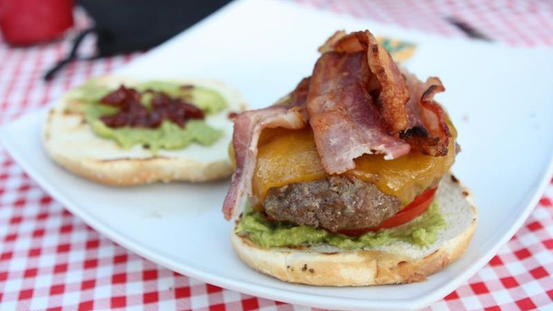 Powiększony cheeseburger z przyprawami i bekonem