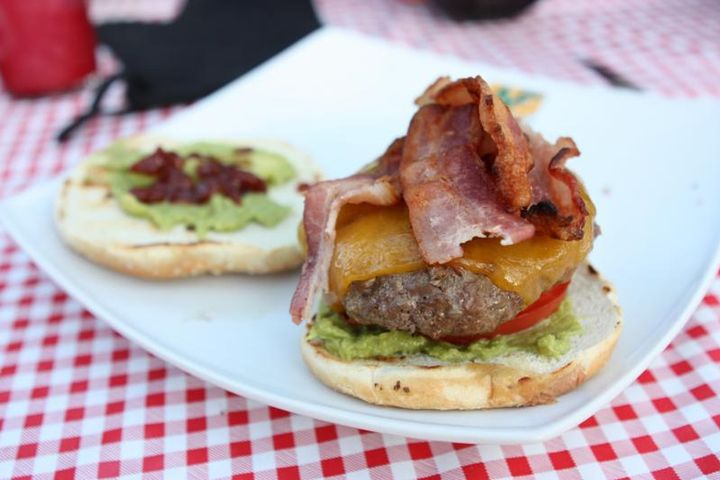 Powiększony cheeseburger z przyprawami i bekonem