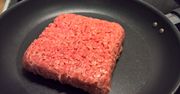 Opiekane na patelni mielone mięso wieprzowe (96% mięsa, 4% tłuszczu)