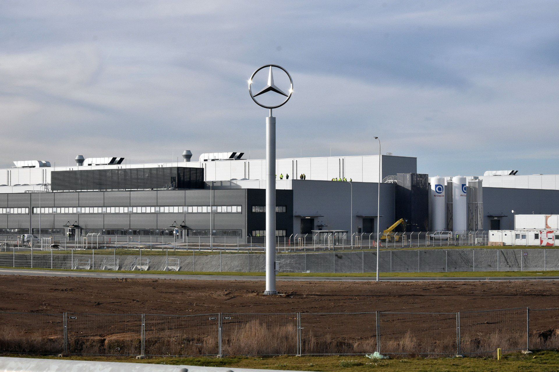 Gigantyczna inwestycja Mercedesa pod Jaworem. Trwa budowa fabryki dostawczaków