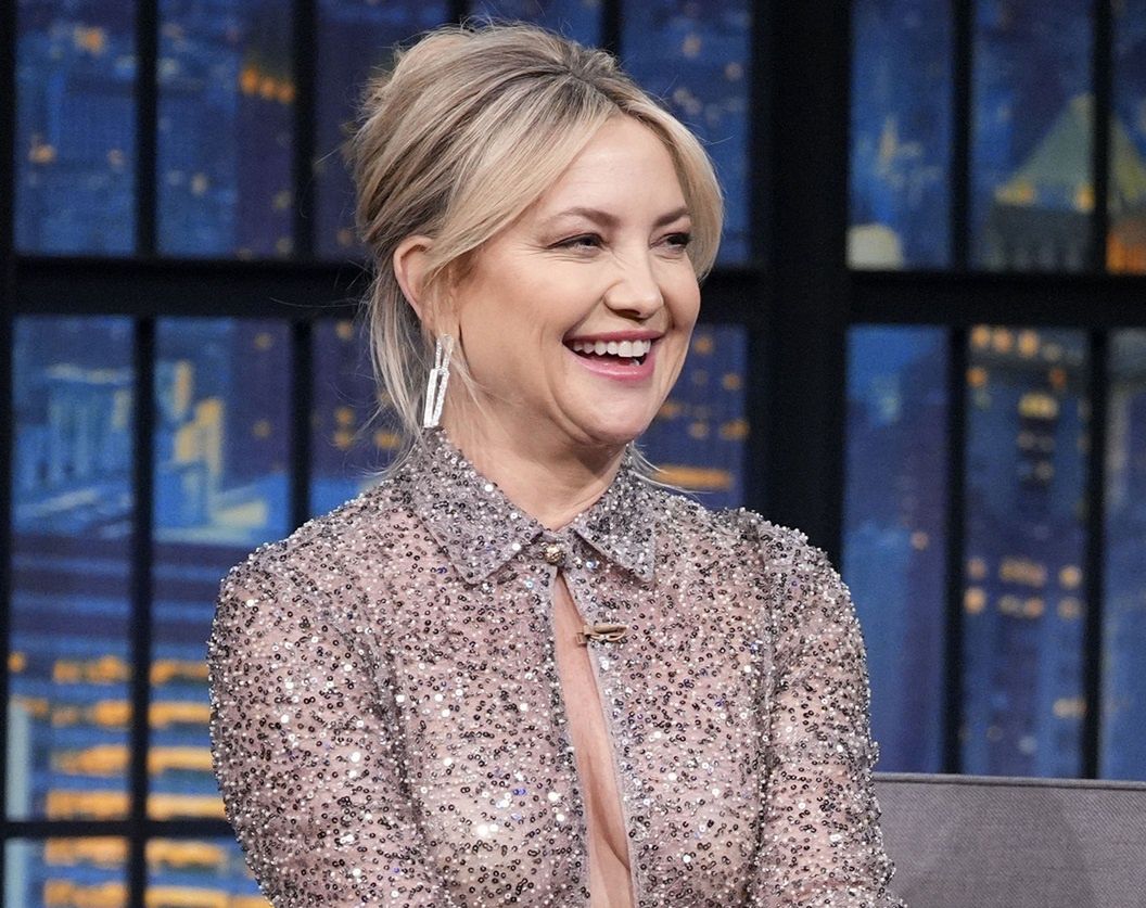 Kate Hudson pozuje na ściance. Przyszła w bieliźnianej sukience