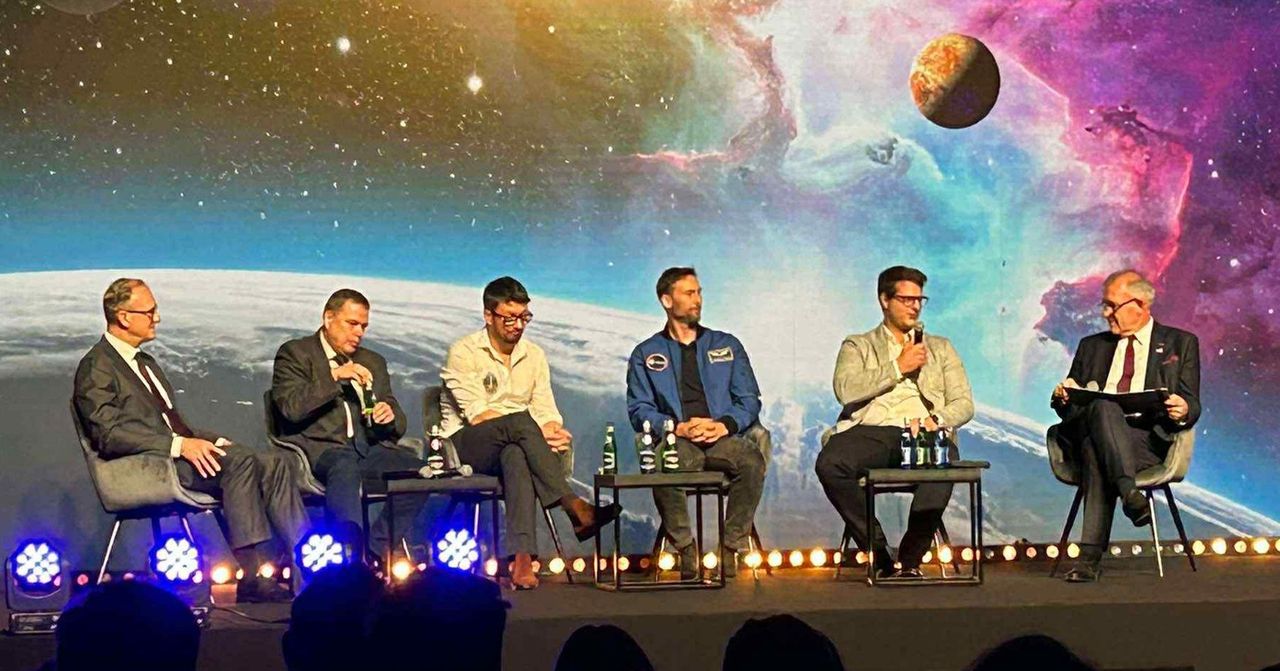 Łódź: Sławosz Uznański-Wiśniewski na Politechnice Łódzkiej. Astronauta spotkał się ze studentami i odebrał tytuł "Wybitnego Absolwenta"