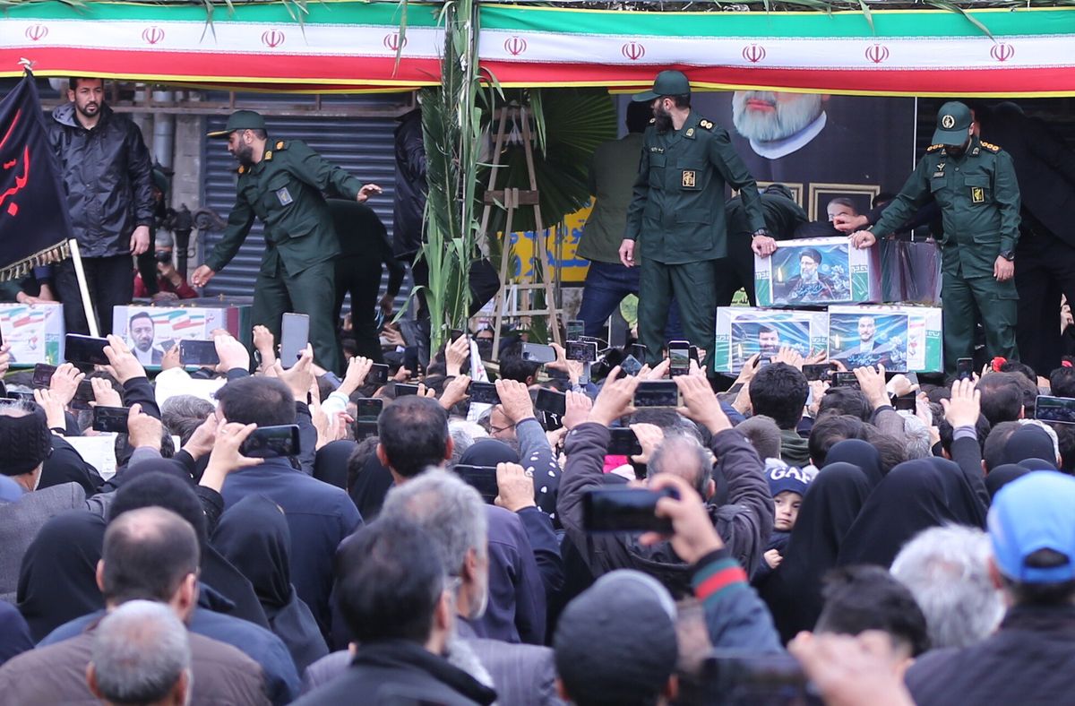 Tysiące ludzi żegnają prezydenta Ebrahima Raisiego 