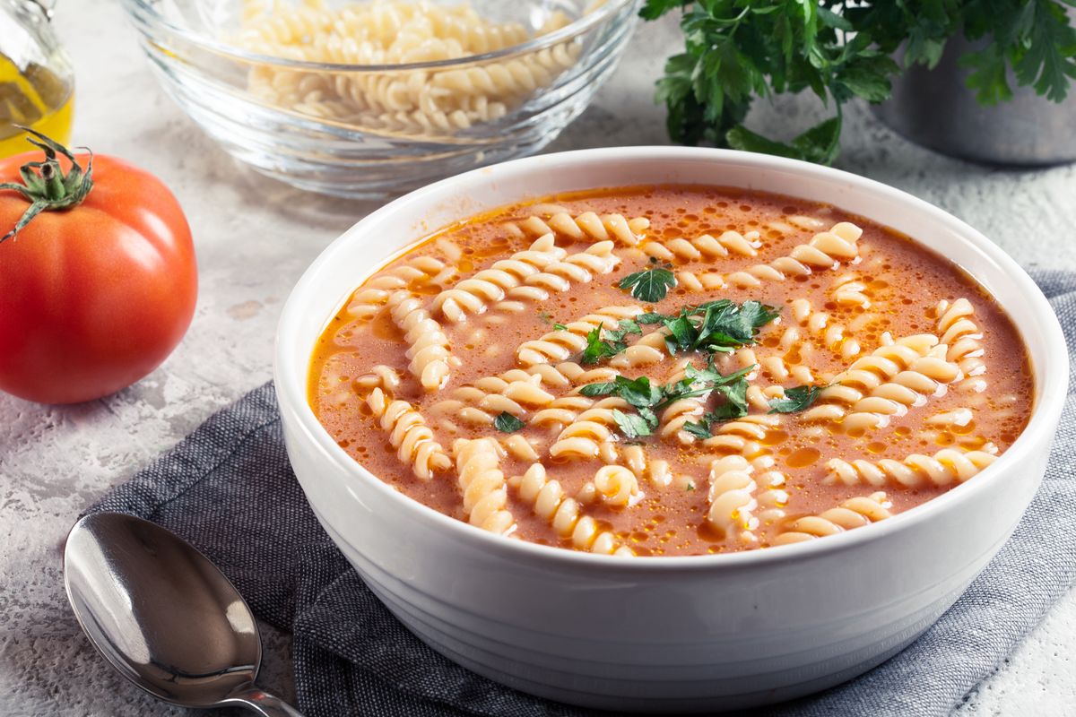 Jak zrobić zupę pomidorową z rosołu? Będzie smakowała jak u mamy