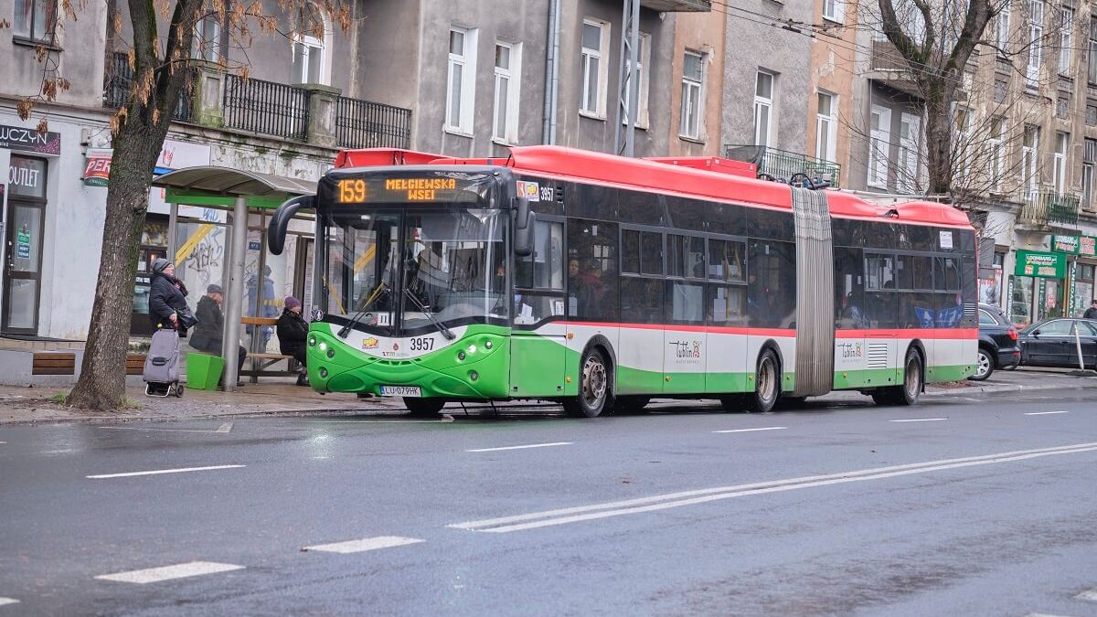 Trolejbus linii 159 na przystanku Zamojska